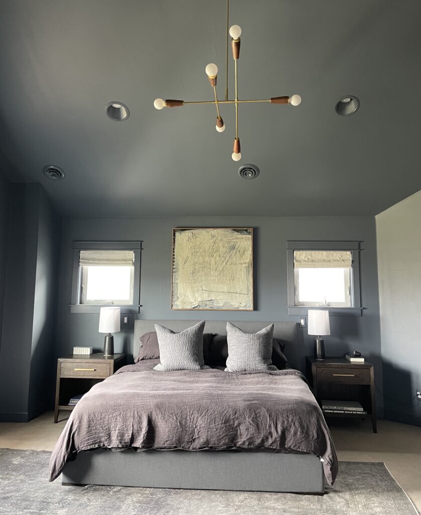 A bedroom painted with granite peak paint on the walls and ceilings