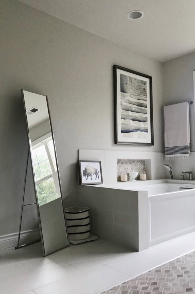 A bathroom painted with white paint with eggshell paint sheen and flat paint sheen on the ceiling