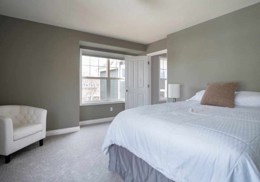 Bedroom with Rockport Gray walls and Chantilly Lace trim