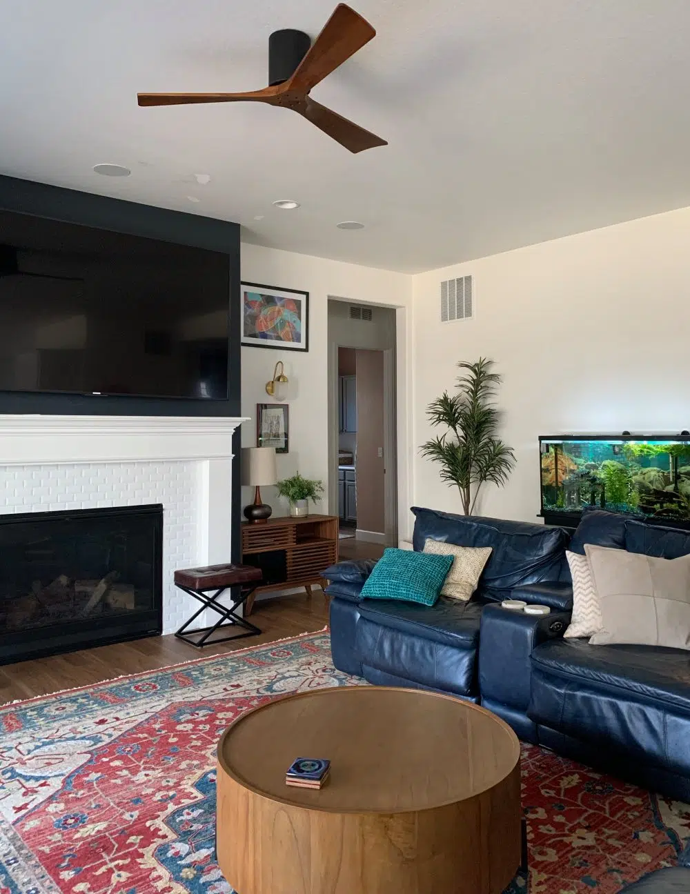 Living room with BM Simply White walls and Extra White ceiling