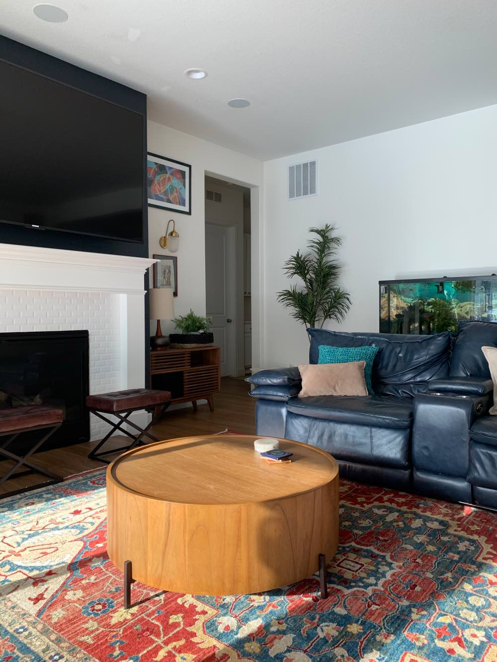 Living room with BM Simply White walls and SW Extra White ceiling