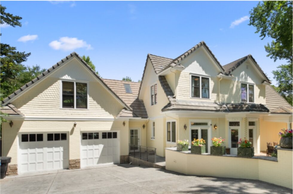 How to Pick the Best Garage Door Paint Colors for your House