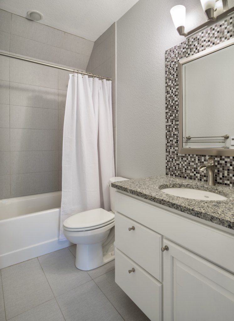 Bathroom with Snowfall White cabinets and Stonington Gray walls