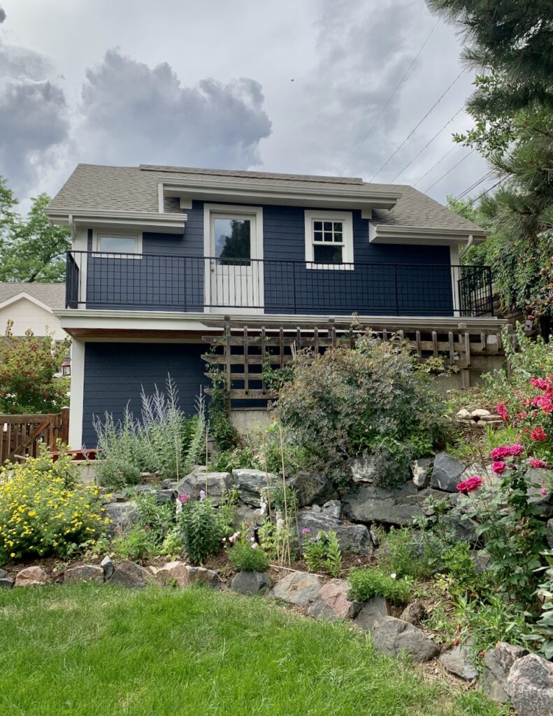 Benjamin Moore Pale Oak paint is used as an exterior trim paint color.