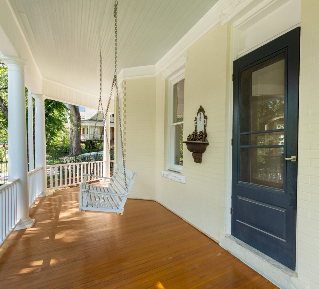 A Hepplewhite Ivory house is paired with a Hale Navy front door.