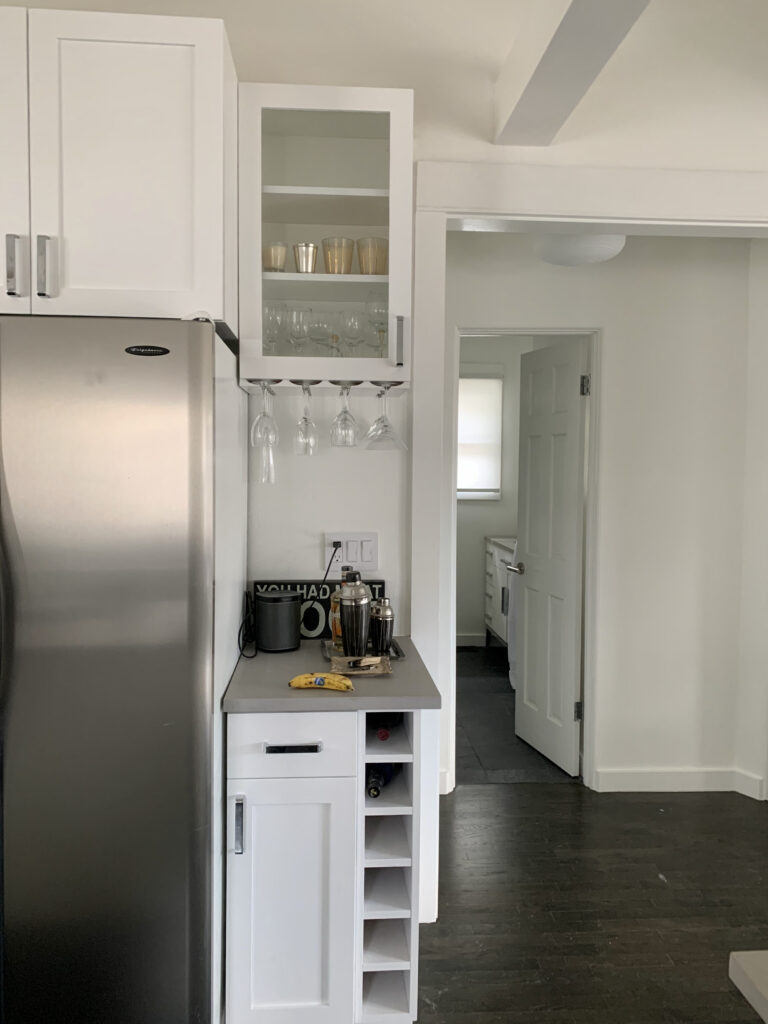 A kitchen painted with SM Snowfall White kitchen cabinets.