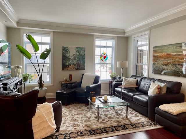 A living room is painted with Benjamin Moore Natural Cream paint. 
