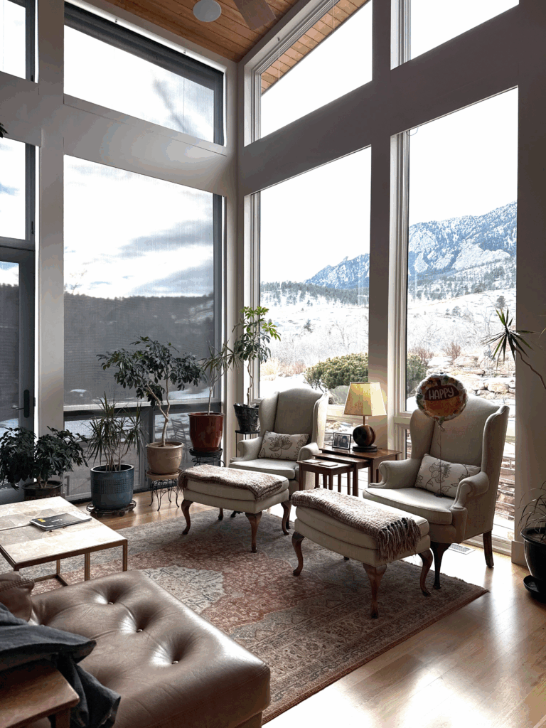 A living room in a mountain home painted with BM Seapearl living room.