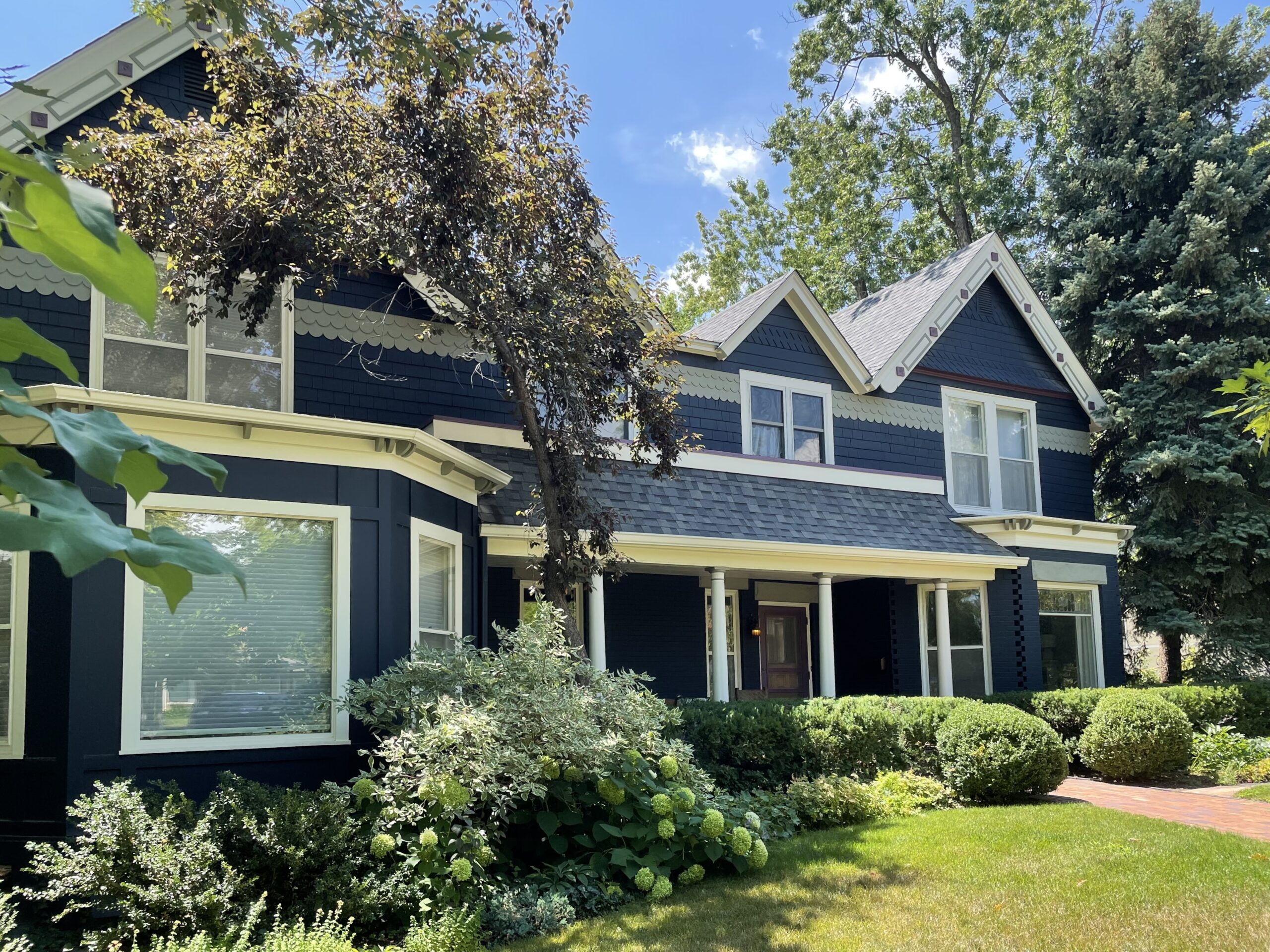A Colorado home features a Benjamin Moore Westcott Navy exterior color palette.
