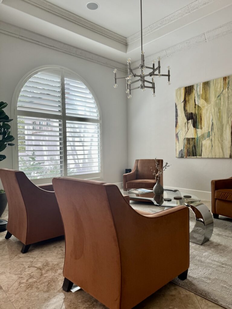 A Sherwin-Williams Egret White sitting room with colorful accents. 