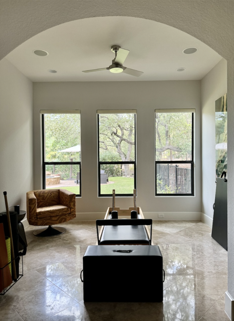 A bathroom sitting area is painted with Sherwin-Williams Egret White paint. 