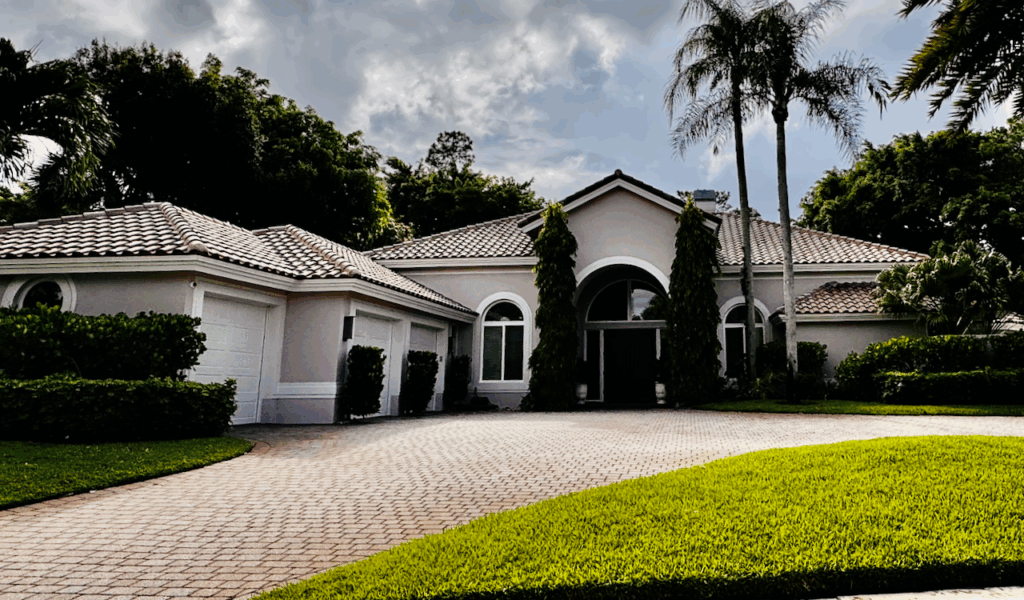 A Palm Beach stucco home features SW Abalone Shell pink exterior house paint. 