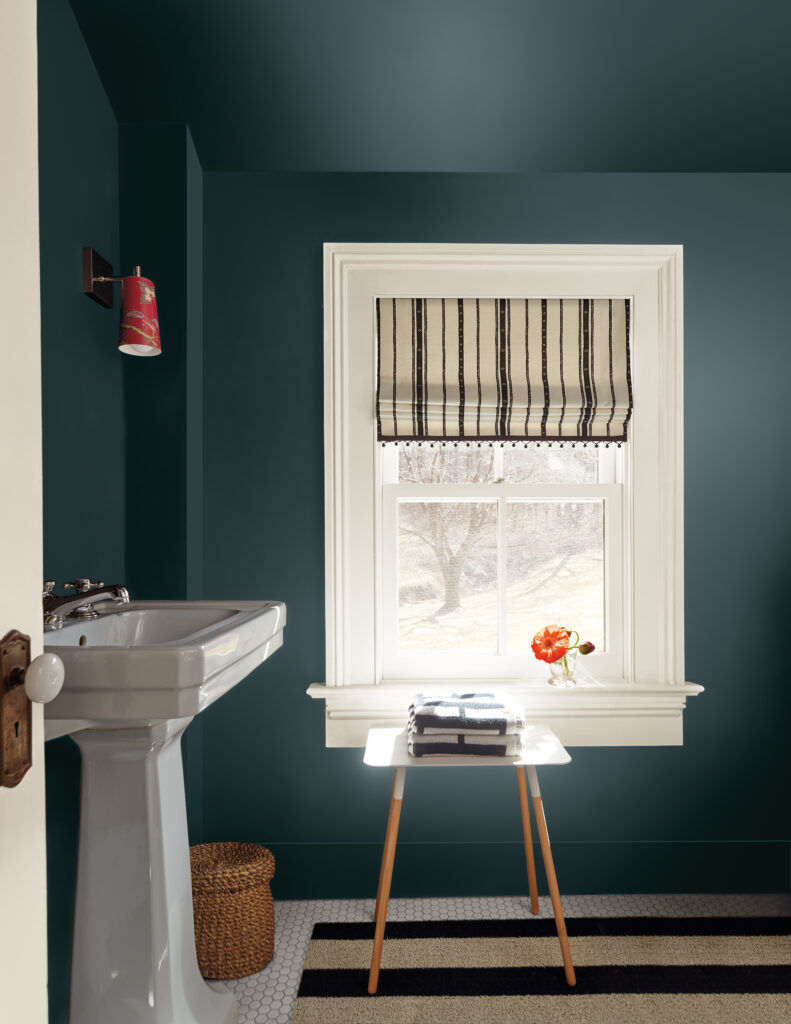 A bathroom features BM Narragansett Green walls and ceiling with BM Swiss Coffe trim.