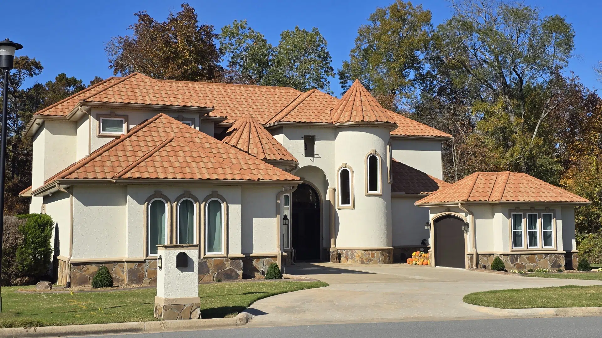 A home painted with SW Grecian Ivory exterior paint, a light warm greige paint color. Read our full review of Grecian Ivory paint by The Color Concierge.