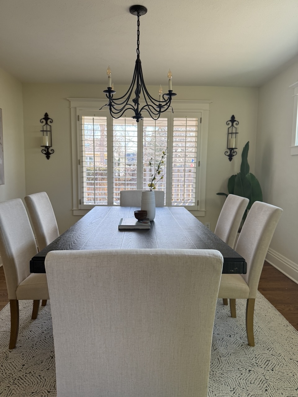 A Sherwin-Williams Muslin dining room