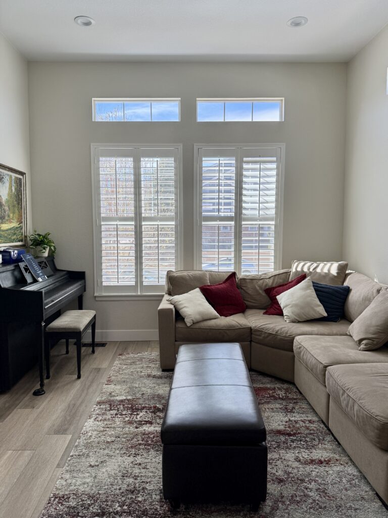A formal living room painted with BM Ballet White paint.