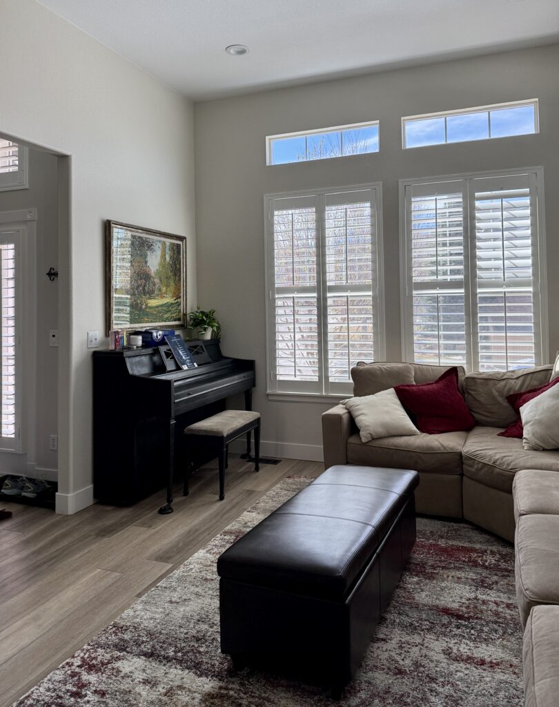A living room painted with BM Ballet White, one of the best paint colors for north-facing rooms.
