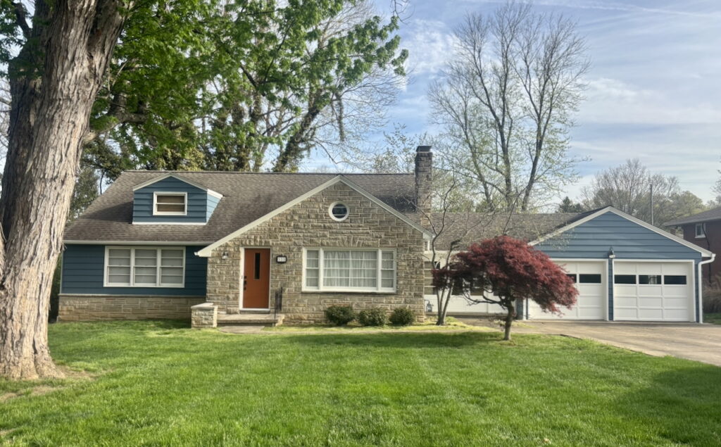 A home features SW Waterloo siding and a SW Sierra Redwood front door.