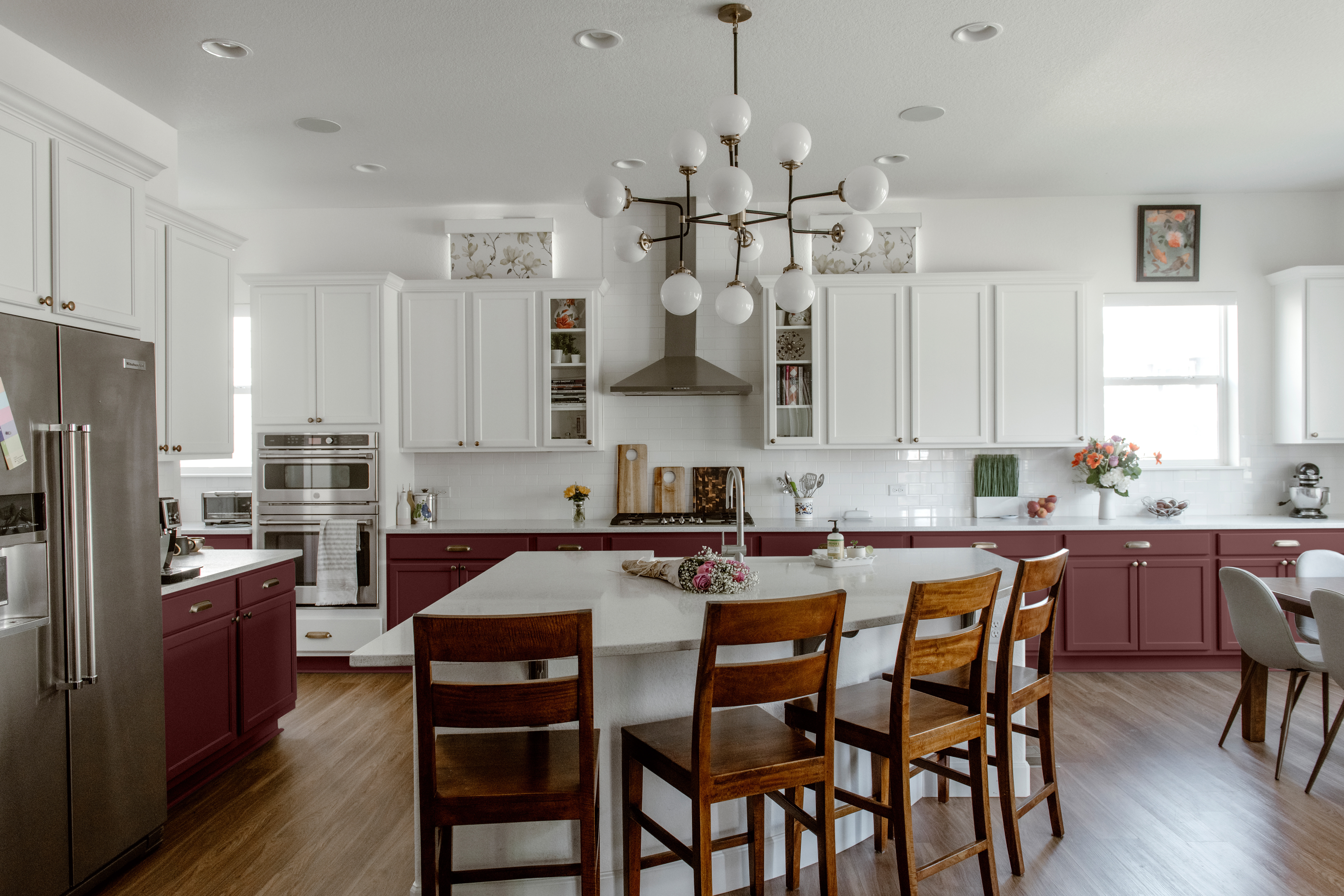 A kitchen featuring white upper cabinets and Sherwin-Williams Sommelier lower cabinets.