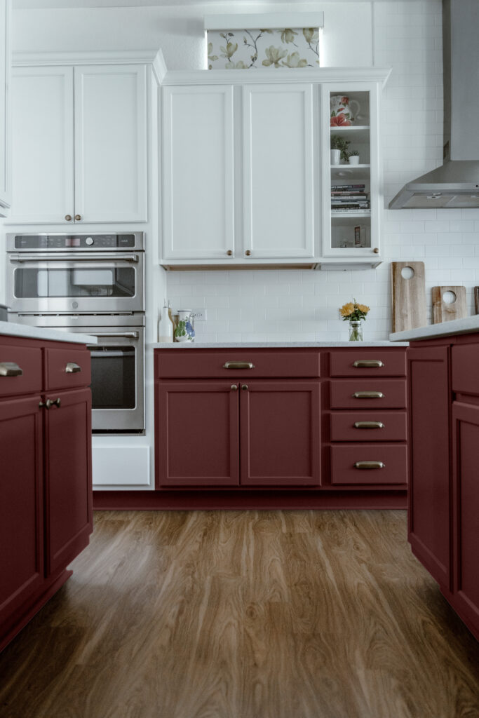 A kitchen featuring white upper cabinets and Sherwin-Williams Sommelier lower cabinets.