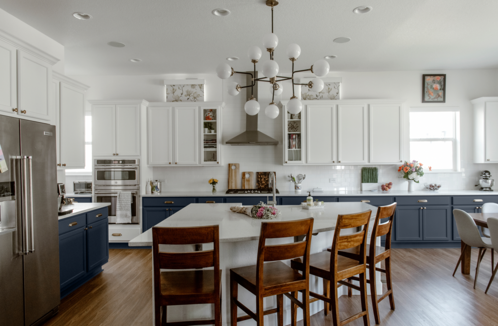 A kitchen featuring white upper cabinets and Benjamin Moore Hale Navy lower cabinets.