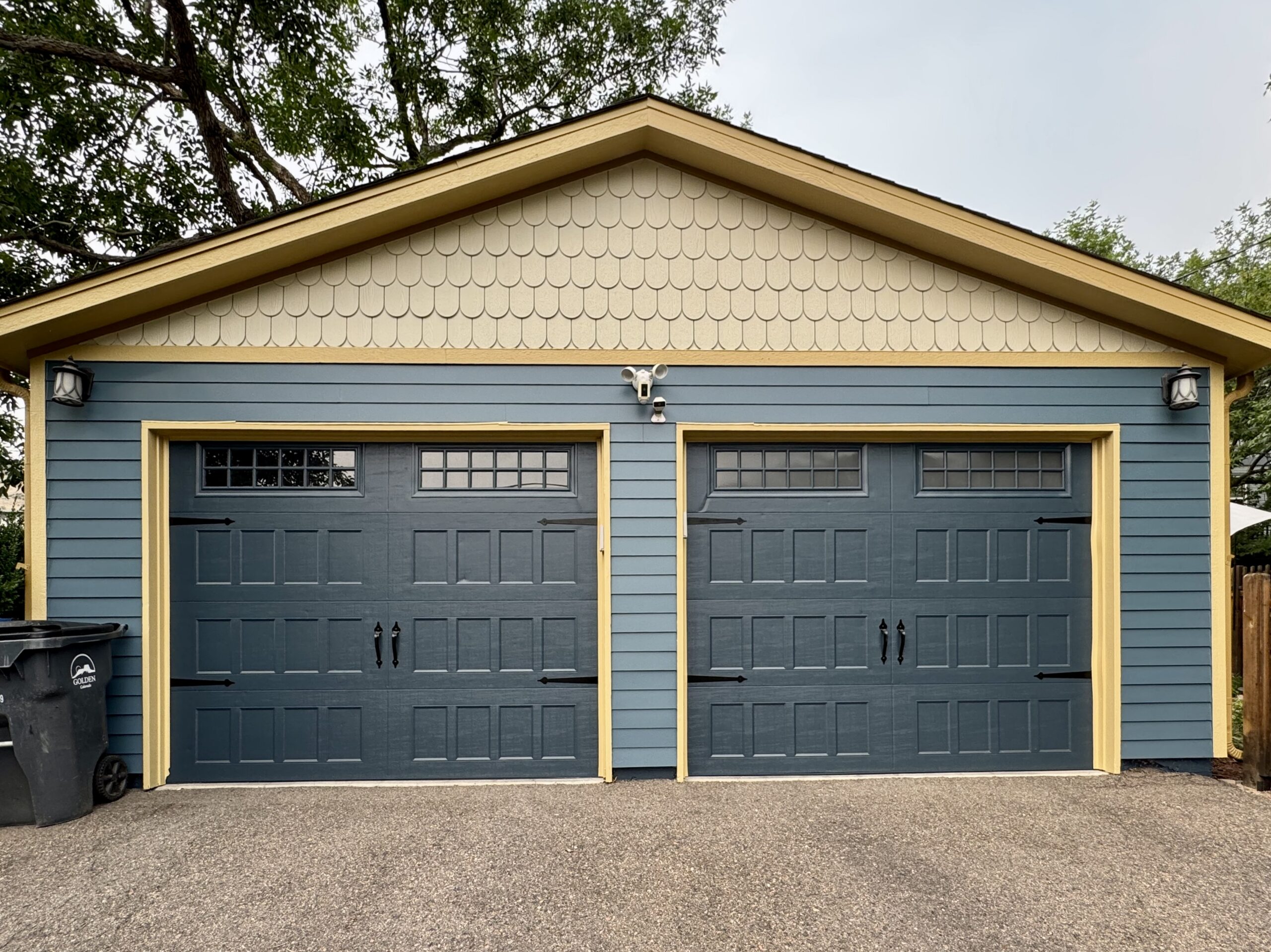 A home features SW Sea Serpent garage doors.