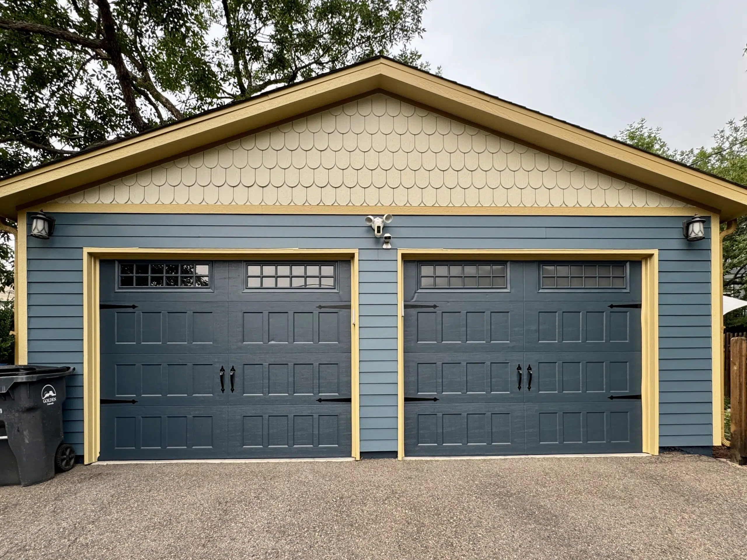 A home features SW Sea Serpent garage doors.