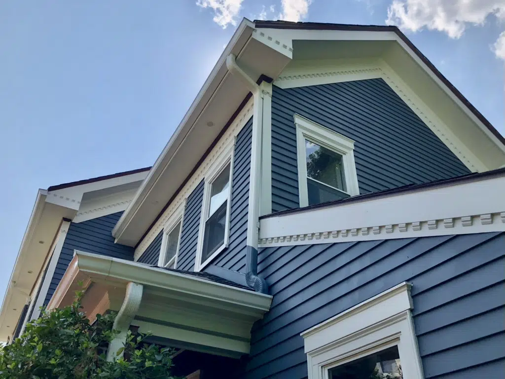 A home features SW Grays Harbor siding with SW Nuance white exterior trim.