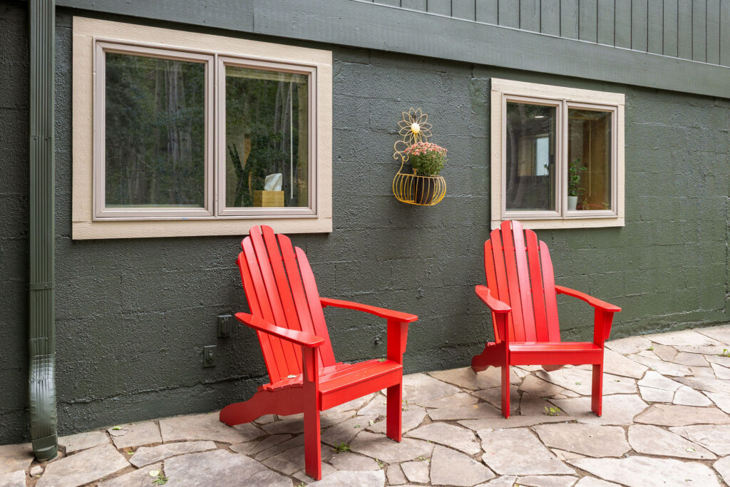 SW Laurel Woods mountian home with Universal Khaki window trim and red chairs; photo by SW Laurel Woods mountain home; Photo by @folkishphotography
