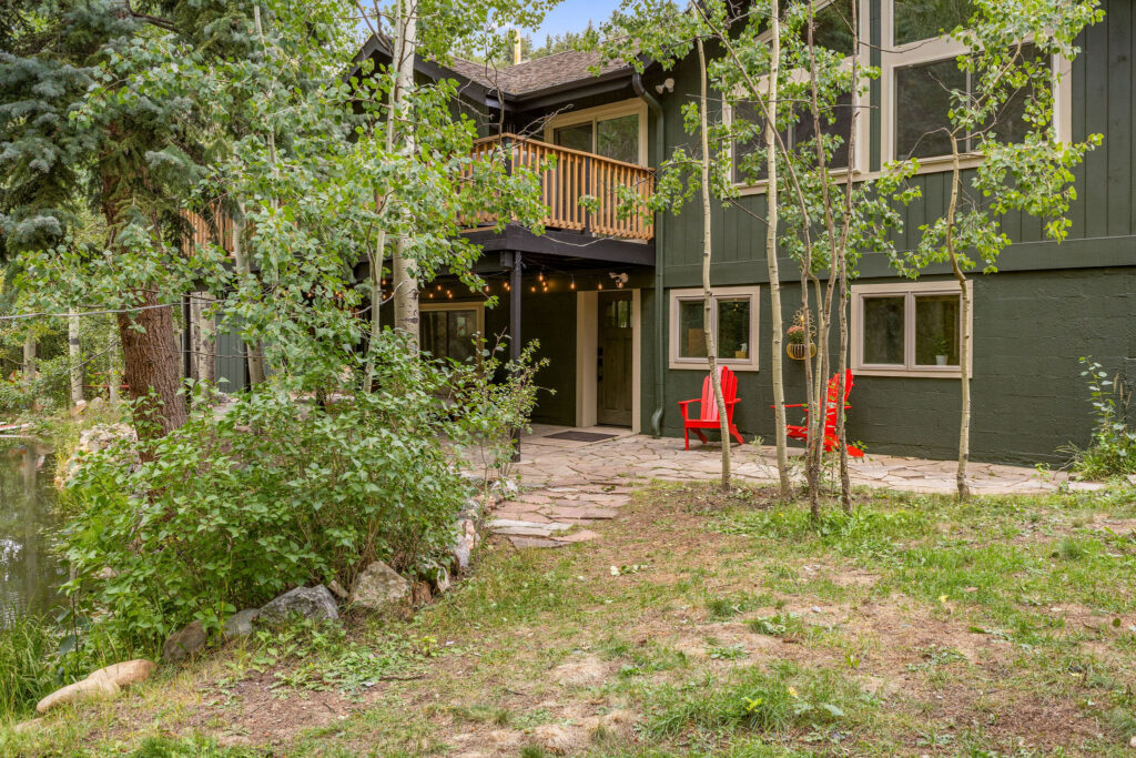 SW Laurel Woods mountain home with red chairs